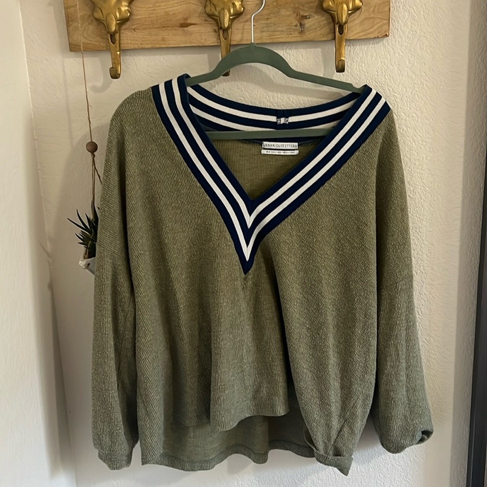 Urban Outfitters V Neck Top Size Medium